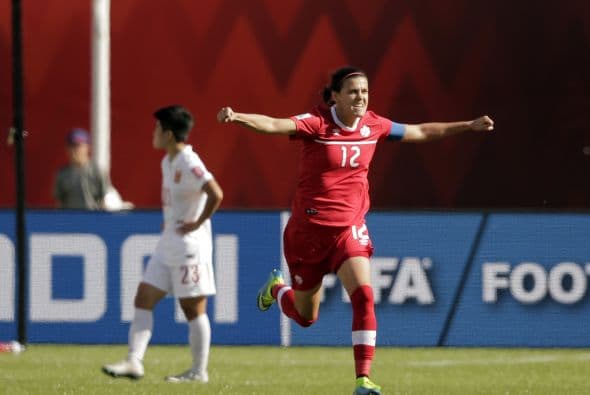 CHRISTINE SINCLAIR (CAN) | Capitana de la selección canadiense, quien además anotó el primer gol en el actual Mundial de Canadá 2015. Es la máxima goleadora en la historia de Canadá con 153 goles en 222 partidos. Juega para Portland Thorns.