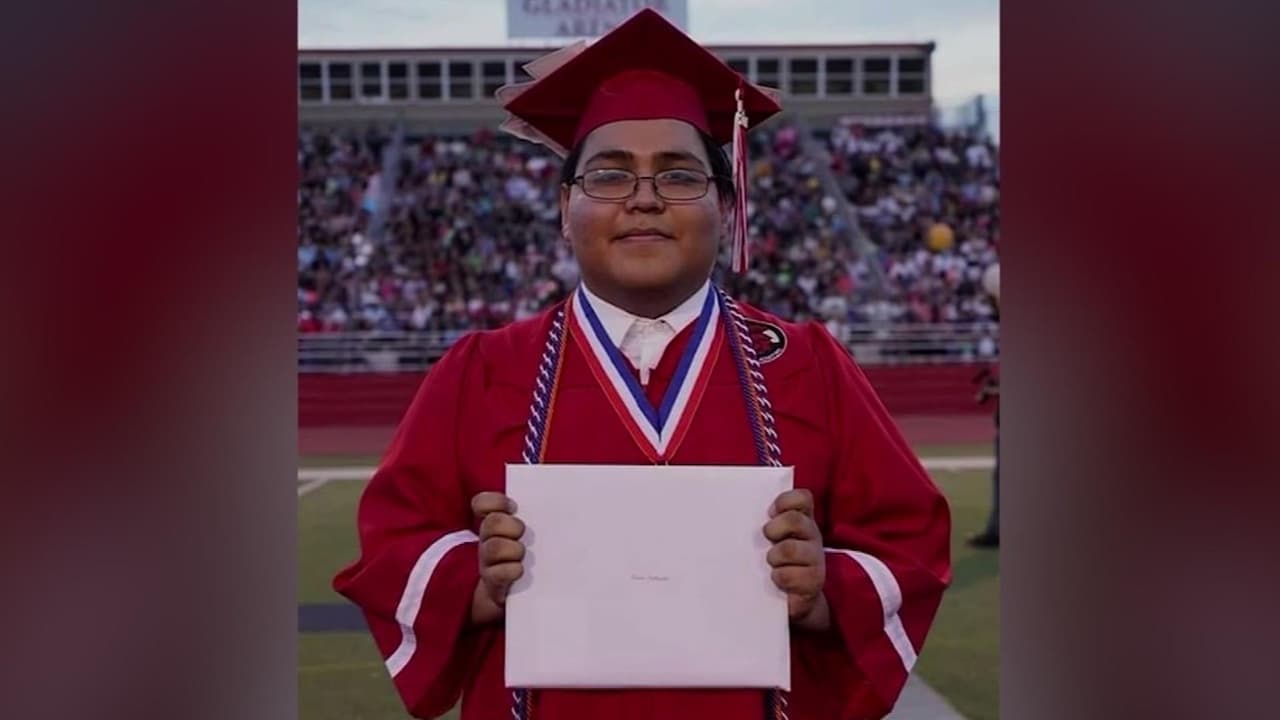 Madre pide por liberación de su hijo, un estudiante de UTSA detenido por ICE