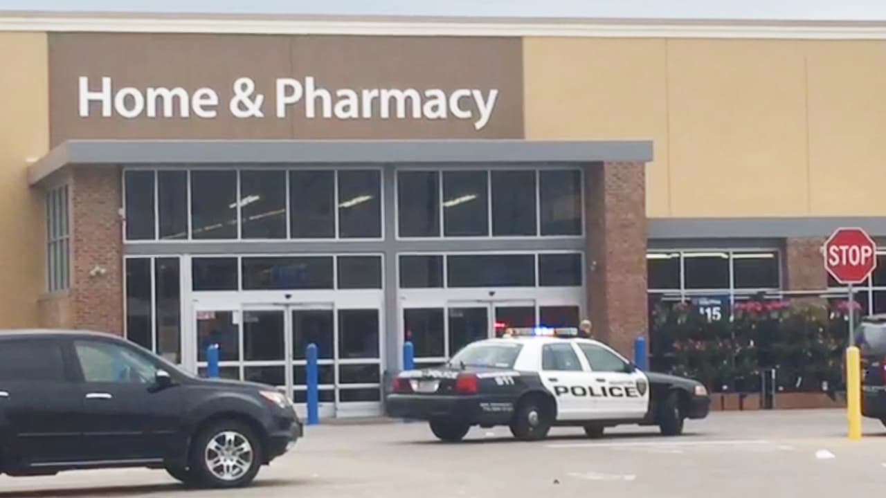 La policía busca a tres sospechosos que robaron una tienda Walmart en el suroeste de Houston