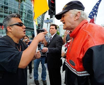 ArizonaLa aprobación de la ley en Arizona que autoriza a la policía a cumplir funciones de agentes migratorios avivó el fuego del odio en Estados Unidos, especialmente entre los grupos que promueven la supremacía blanca.Este fenómeno de extremismo racial no es nuevo en este país, donde se estima que funcionan casi mil agrupaciones que predican el odio hacia los latinos, los inmigrantes, los gays y los judíos.