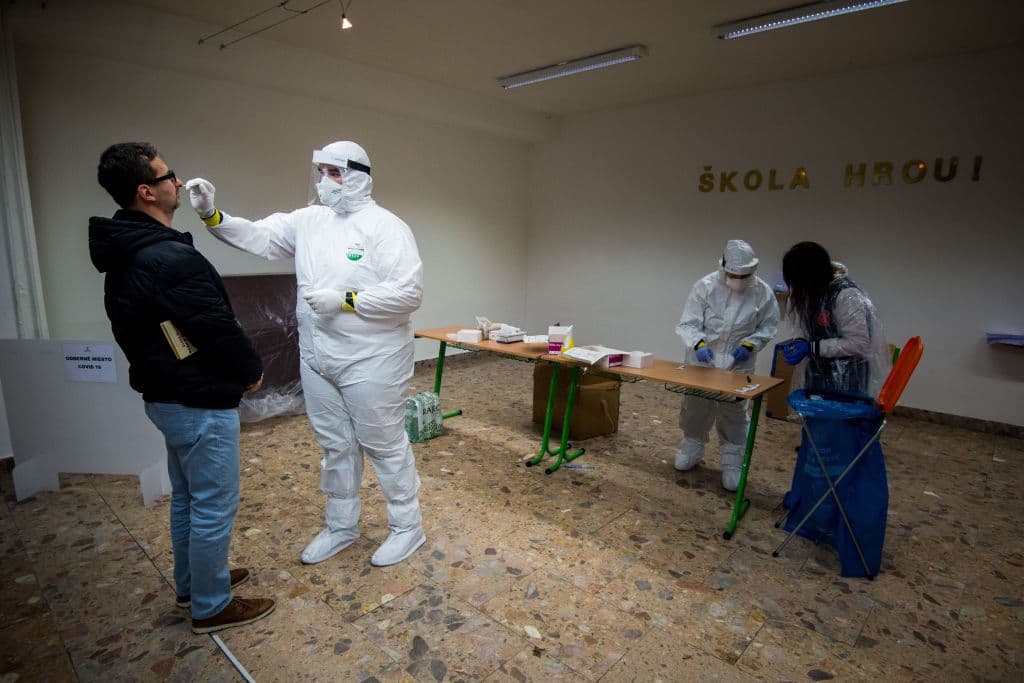 Un médico toma la muestra a un hombre este sábado como parte de la ofensiva nacional de pruebas de coronavirus en Bratislava, Eslovaquia.