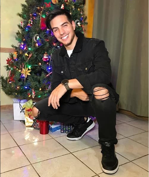 La cinta de terror narrará la vida de un
<b> renombrado exorcista </b>que se une a un sacerdote novato para su primer día de entrenamiento.