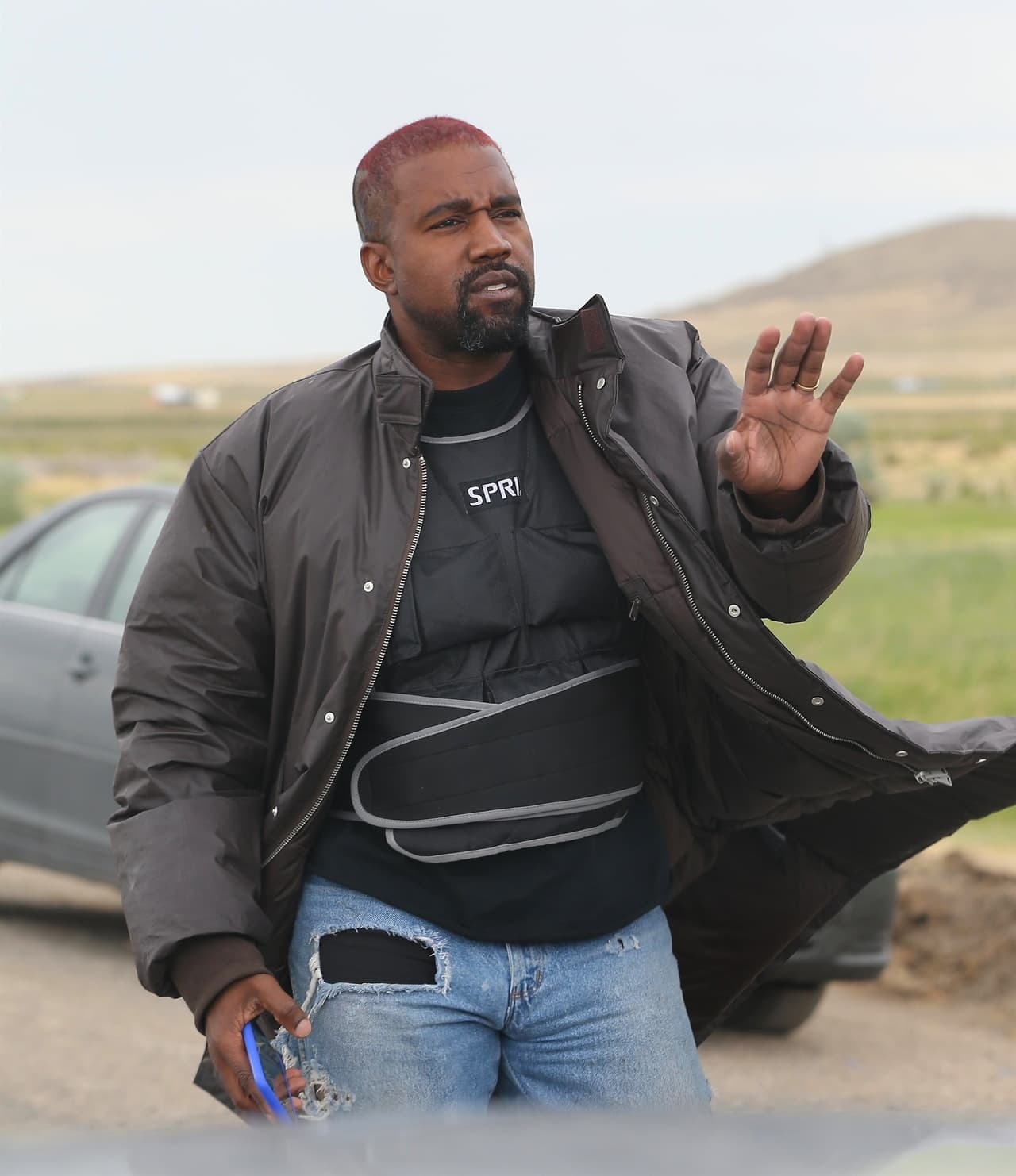 El portal 
<b><a href="https://www.tmz.com/2020/07/25/kanye-west-visits-hospital-as-ambulance-arrives-at-ranch/" target="_blank">TMZ </a></b>dio a conocer la noticia y publicó algunas fotos en donde se observa que el intérprete ingresa a la institución médica. 
<br>