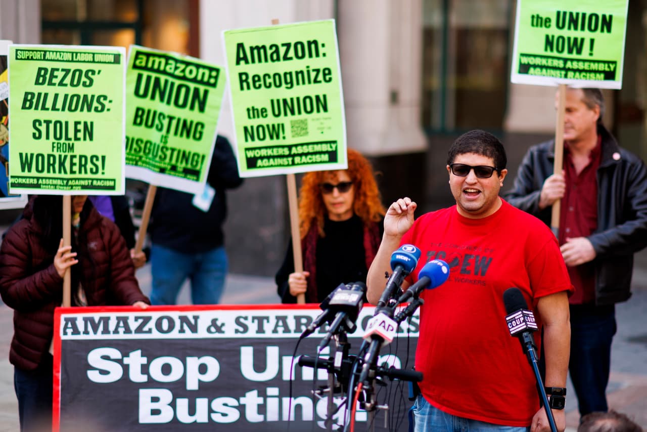 Trabajadores de Amazon en NYC votan a favor de crear el primer sindicato de la compañía en EEUU