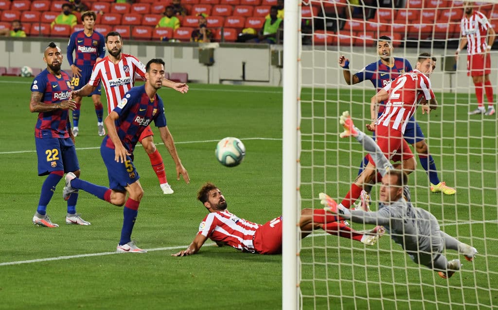 Yannick Carrasco es el encargado de mandar el peligroso centro al área, pero no encuentra quien remate y pasa a centímetros de la portería de Ter Stegen.