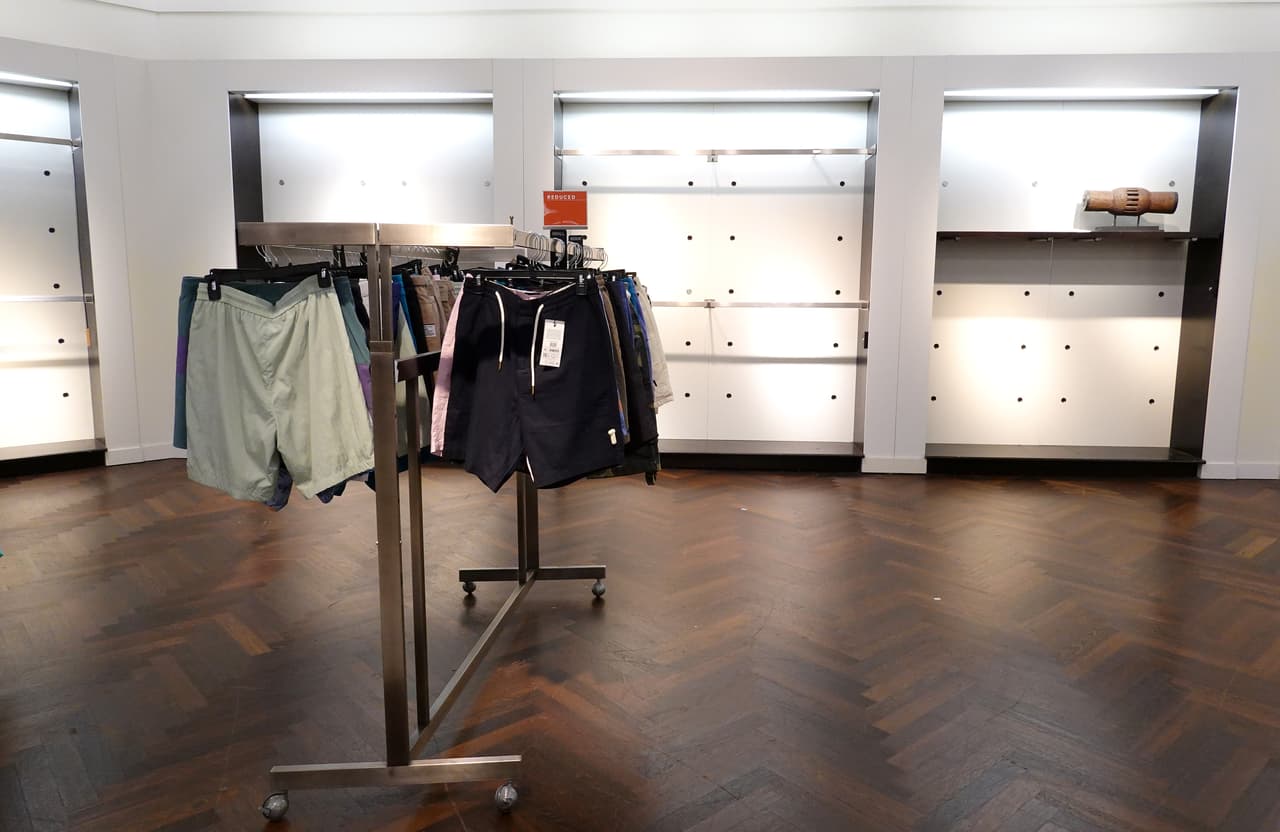 Empleados mencionaron el impacto del crimen y la pandemia en el cierre. El centro comercial, ya afectado por la partida de Westfield, enfrenta un golpe adicional.
<br>