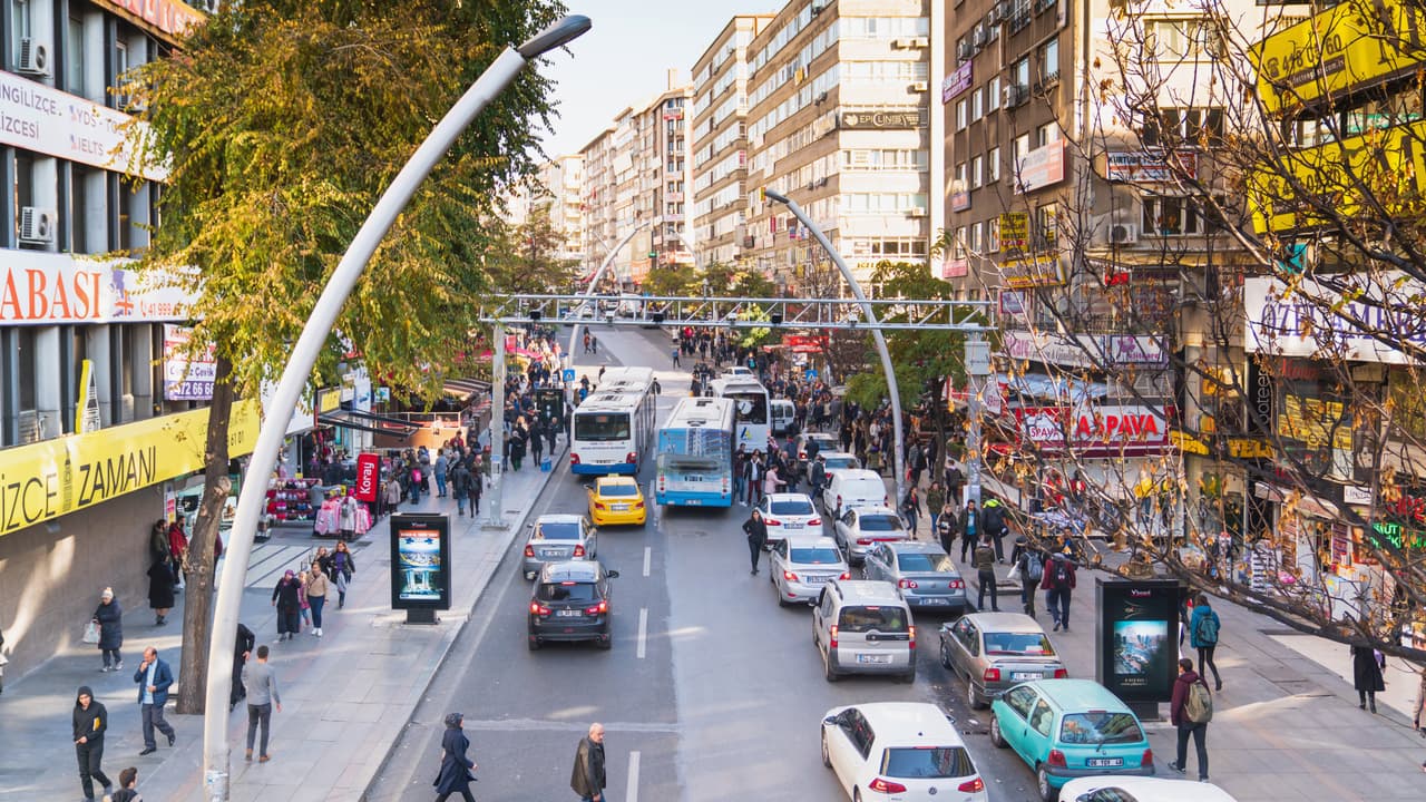 <h3 class="cms-H3-H3">11. Ankara, Turquía</h3>
<br>Puesto en 2017: 
<b>10</b>
<br>Horas perdidas por habitante en tráfico pesado: 
<b>128</b>