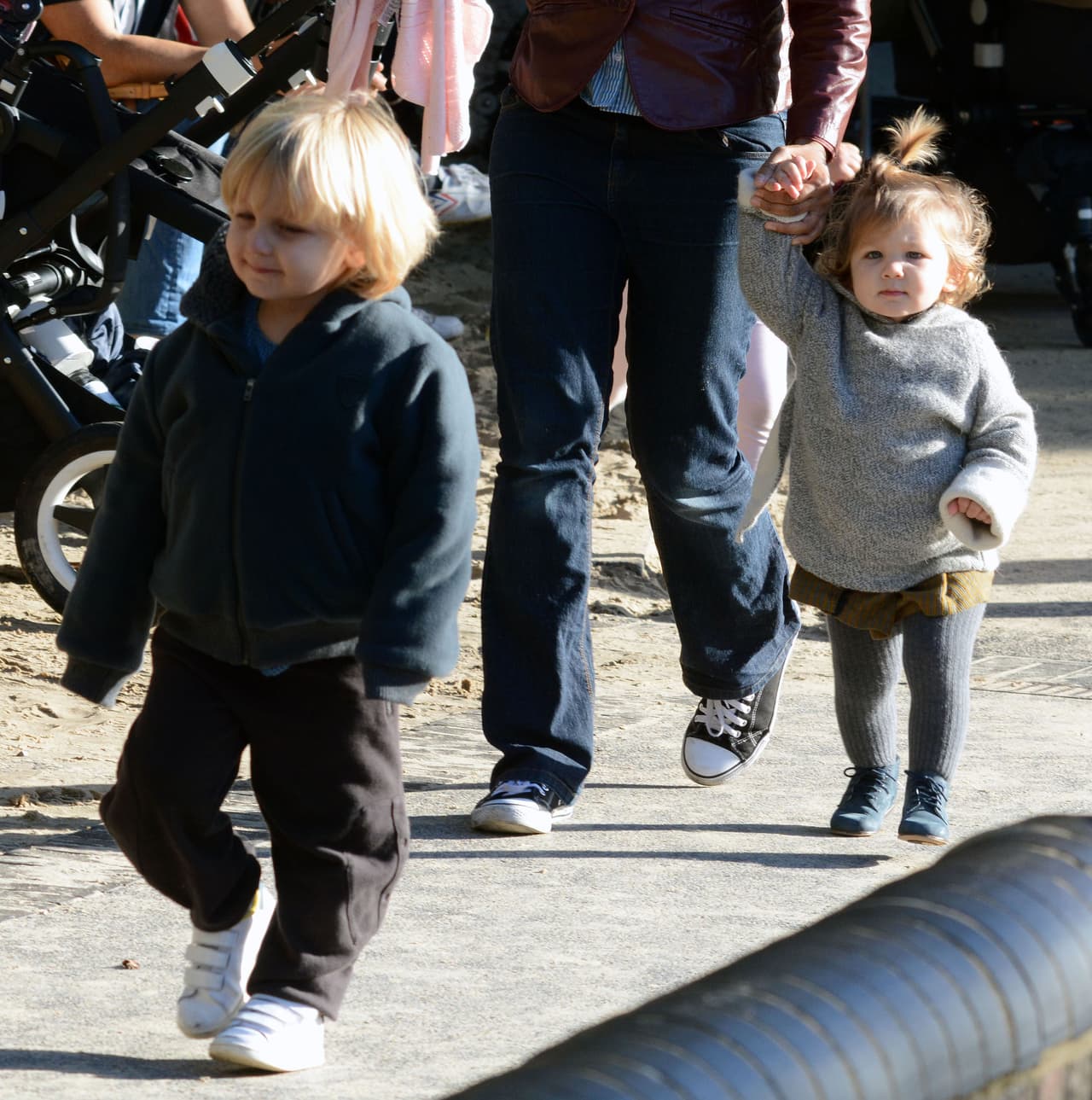 Después soltaron la carriola y caminaron un poquito.