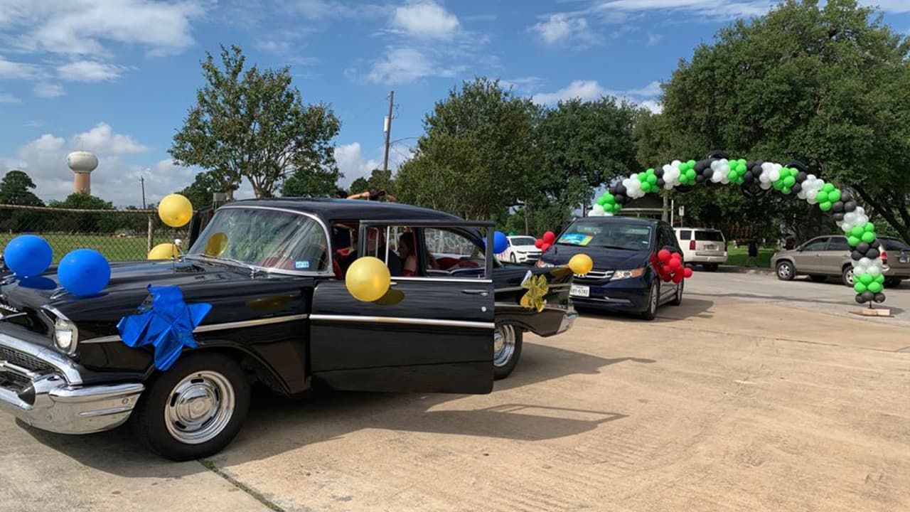 Vehículos de todos los modelos estuvieron acompañando a los estudiantes.