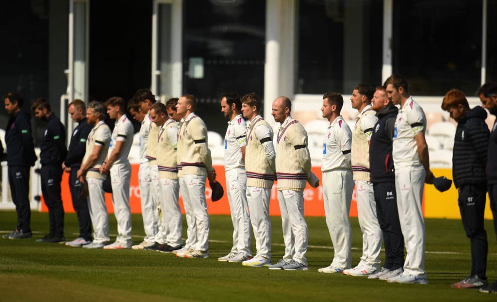 Jugadores y otros miembros del equipo Sumerset guardan un minuto de silencio por el príncipe Felipe en un partido de este sábado, mientras tiene lugar el funeral.
