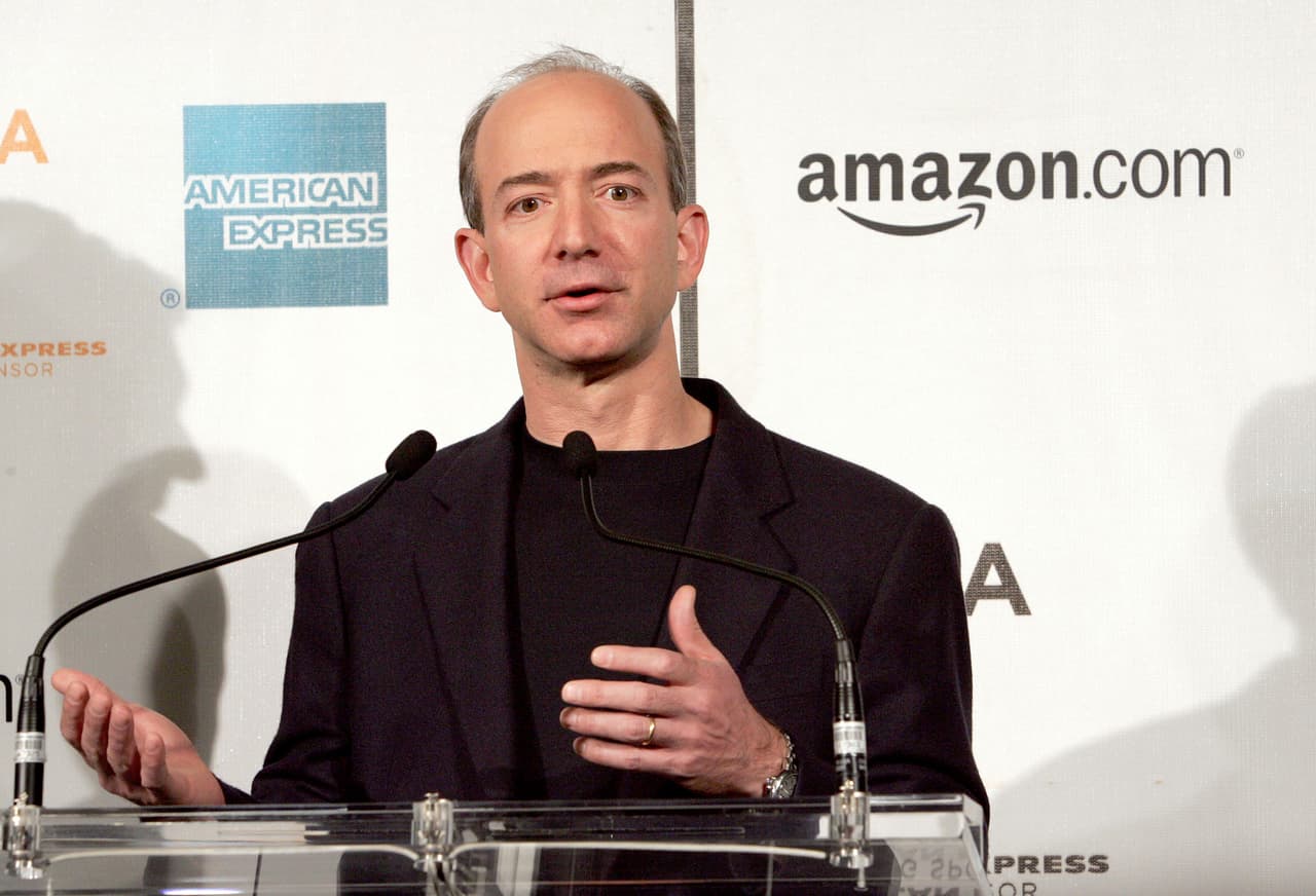 <h3 class="cms-H3-H3">4. Amazon</h3>
<br>
<br>Jeff Bezos fundó Amazon en el garaje de su casa, en Bellueve, Washington, en 1994. La compañía originalmente era una librería electrónica y tardó un año en vender su primer libro. 
<br>
<br>Amazon, 28 años después, es la tienda en línea más grande del mundo. 
<b>Su fundador (quien en la imagen aparece en una fotografía de 2005) es el hombre más rico del planeta</b>, con una fortuna de más de 135,000 millones de dólares. 
<br>