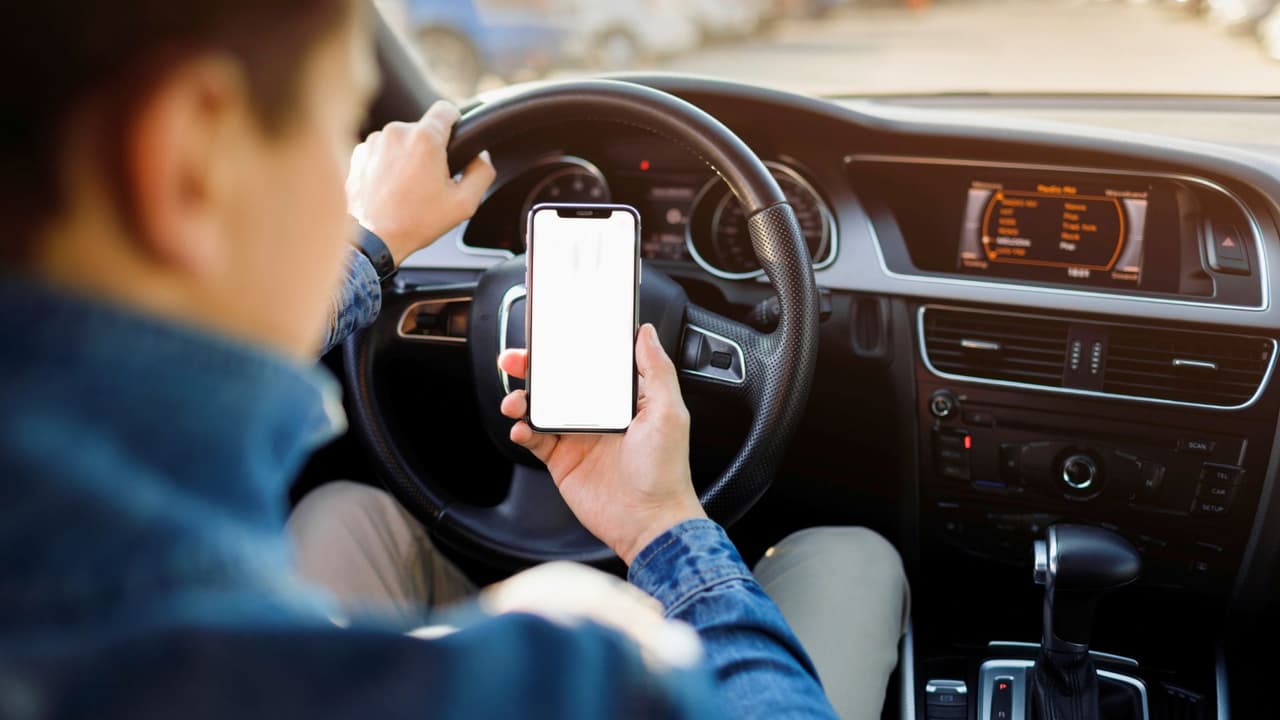 <h3 class="cms-H3-H3">El algoritmo que manda </h3>
<br>Aunque las apps los llaman “socios” o “colaboradores independientes”, 
<b>los repartidores no controlan su trabajo.</b> No saben cómo se asignan los pedidos. Todo está determinado por algoritmos, 
<b>programas automáticos que toman decisiones invisibles. </b>
<br>“No sé cómo determinan cuánto me pagan por pedido. A veces hago dos entregas en media hora y gano $10. Otras, manejo 45 minutos y me pagan $4.”, explicó Jacob F., exrepartidor citado por HRW.