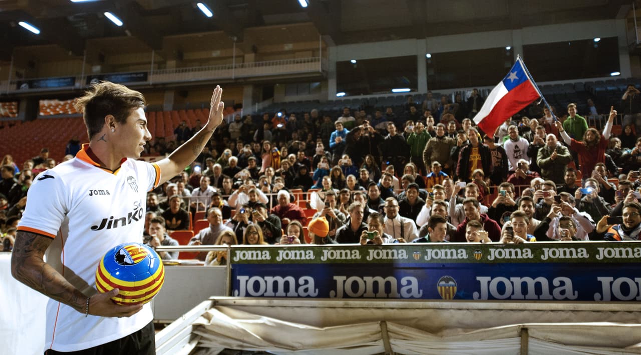 Así, fue como de nuevo fue enviado en préstamo, pero esta vez al Valencia en 2013 donde duró menos de una temporada completa. Allí apenas marcó cinco goles en 25 partidos.