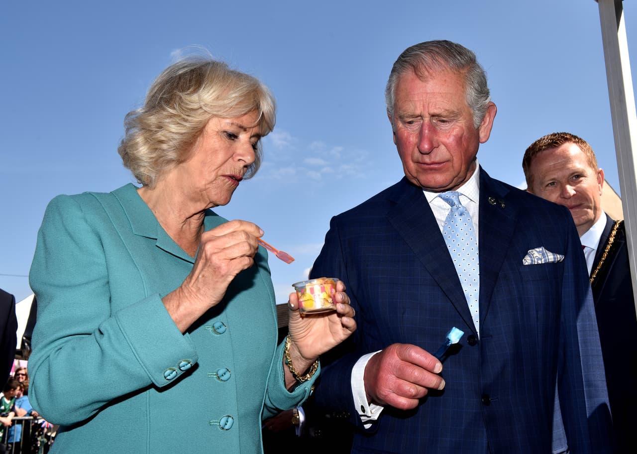 La historia dice que ambos se conocieron en el año 1970 durante un torneo de polo.
<b><a href="https://www.univision.com/entretenimiento/realeza/y-si-diana-fue-la-otra-el-incomprendido-romance-de-camilla-y-carlos-como-nunca-te-lo-han-contado" target="_blank">El clic ocurrió a primera vista</a></b>, pero Camilla ya estaba comprometida en ese entonces con Andrew Parker Bowles, un oficial del ejército británico.
<br>