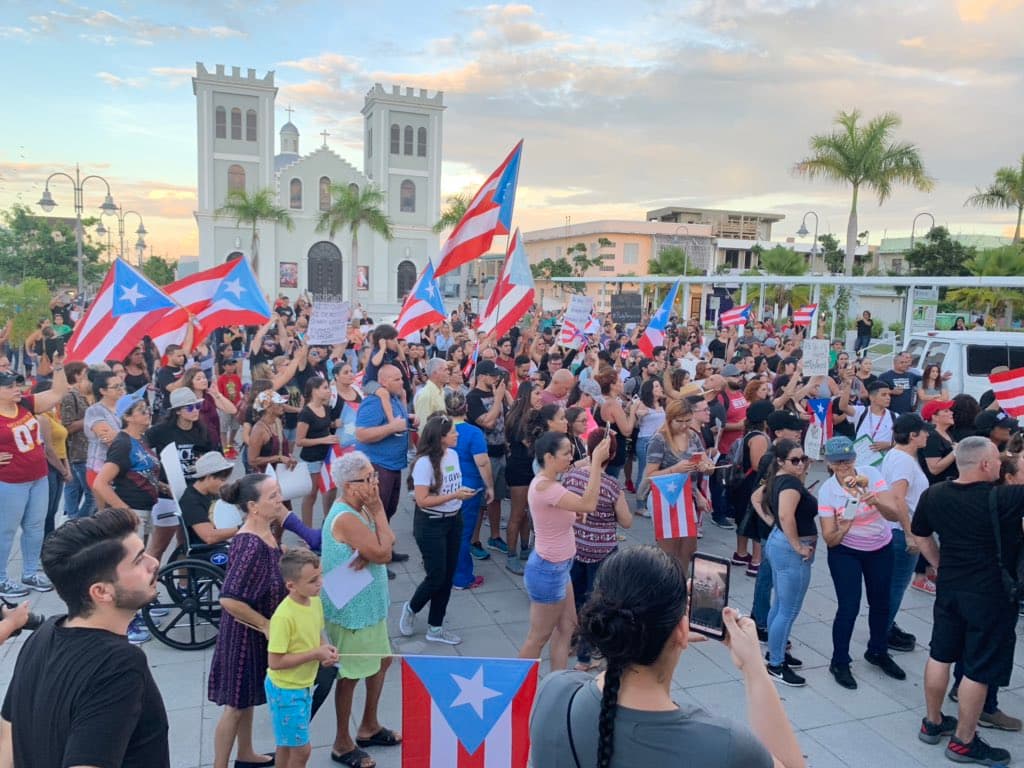 Decenas de personas llegaron hasta la plaza pública de Isabela.