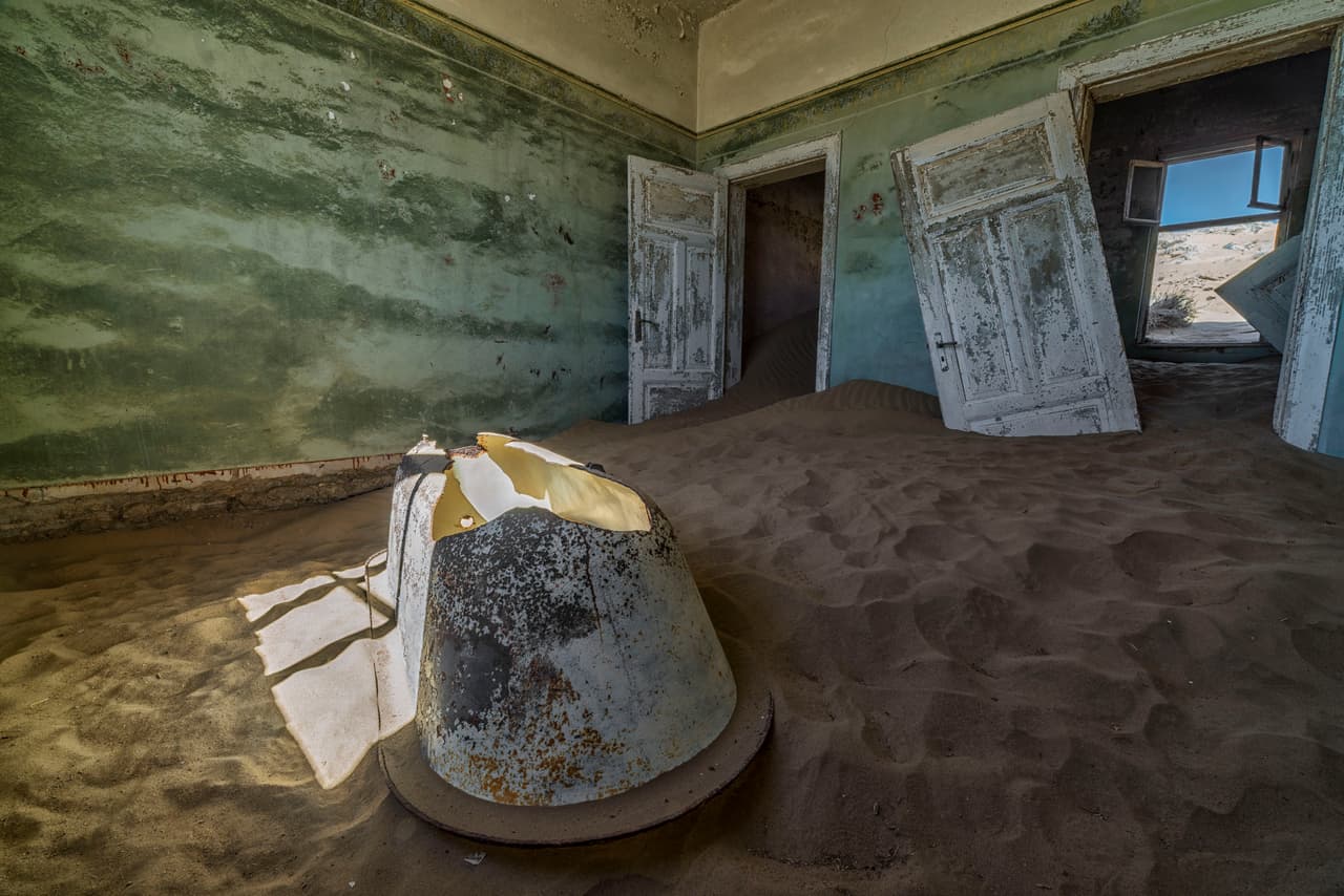 Es un lugar misterioso y melancólico que ahora pertenece a la arena.