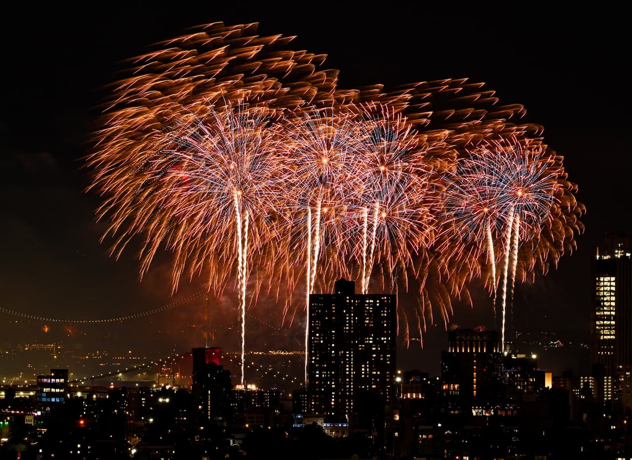 La celebración también pudo apreciarse desde Jersey City, donde numerosas familias observaron los fuegos artificiales sobre el Hudson y el East River como parte de una jornada festiva con actividades, comida y entretenimiento.