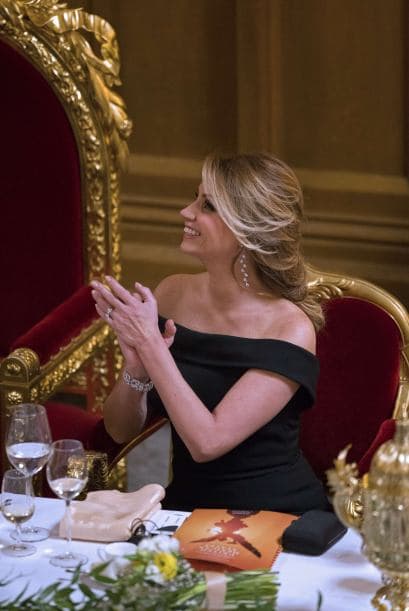 Atenta y orgullosa de las palabras conmovedoras de su marido, ¡bravo, bravo!