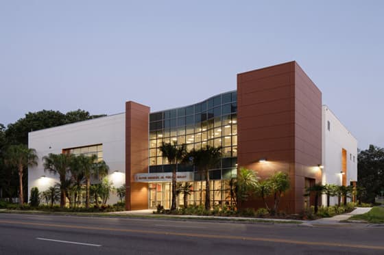 <b>C. Blythe Andrews, Jr. Public Library</b> fue fundada en mayo de 2019 y ofrece una colección de materiales populares para usuarios de todas las edades, así como una variedad de espacios para reuniones; computadoras, tecnología de punta e instrucción, alfabetización temprana y eventos familiares, además de recursos y asistencia para buscar trabajo.
<br>
<br>Se 
<a href="https://www.facebook.com/CBlytheAndrewsPublicLibrary/ " target="_blank">ubica</a> en el 2607-E del boulevard Martin Luther King Jr. Sus horarios de atención son de lunes a miércoles de 10 de la mañana a 9 de la noche; jueves, viernes y sábado de 10 de la mañana a 6 de la tarde. Su teléfono es el 813-273-3652.
<br>