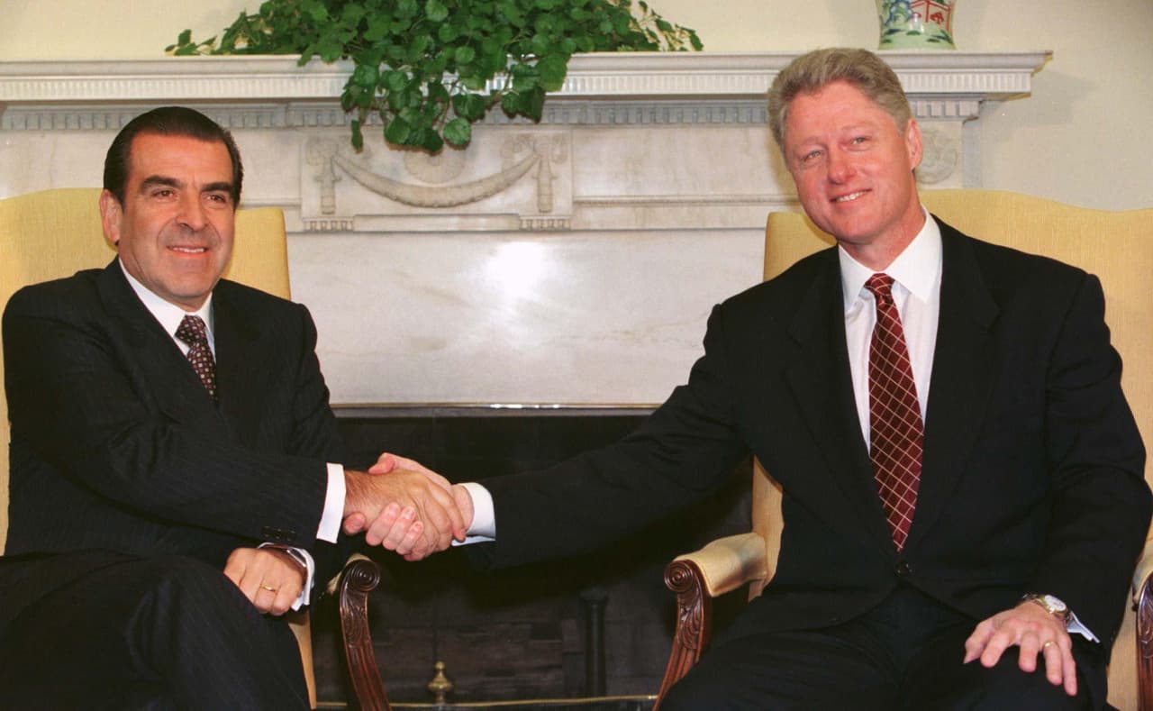 <b>Expansión del acuerdo.</b> En febrero de 1997, el entonces presidente de Chile, Eduardo Frei, visita a Bill Clinton en la Casa Blanca como parte de la conversaciones sobre la inclusión de Chile en el acuerdo comercial y su extensión hacia otros países de América Latina. Esto impulsaría la creación de un convenio regional, el Tratado de Libre Comercio de las Américas, (TLC).