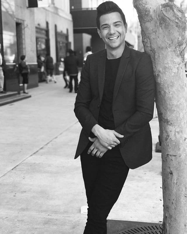 Luis Coronel lanzó su primer álbum bajo el nombre de "Con la frente en alto" en 2013.