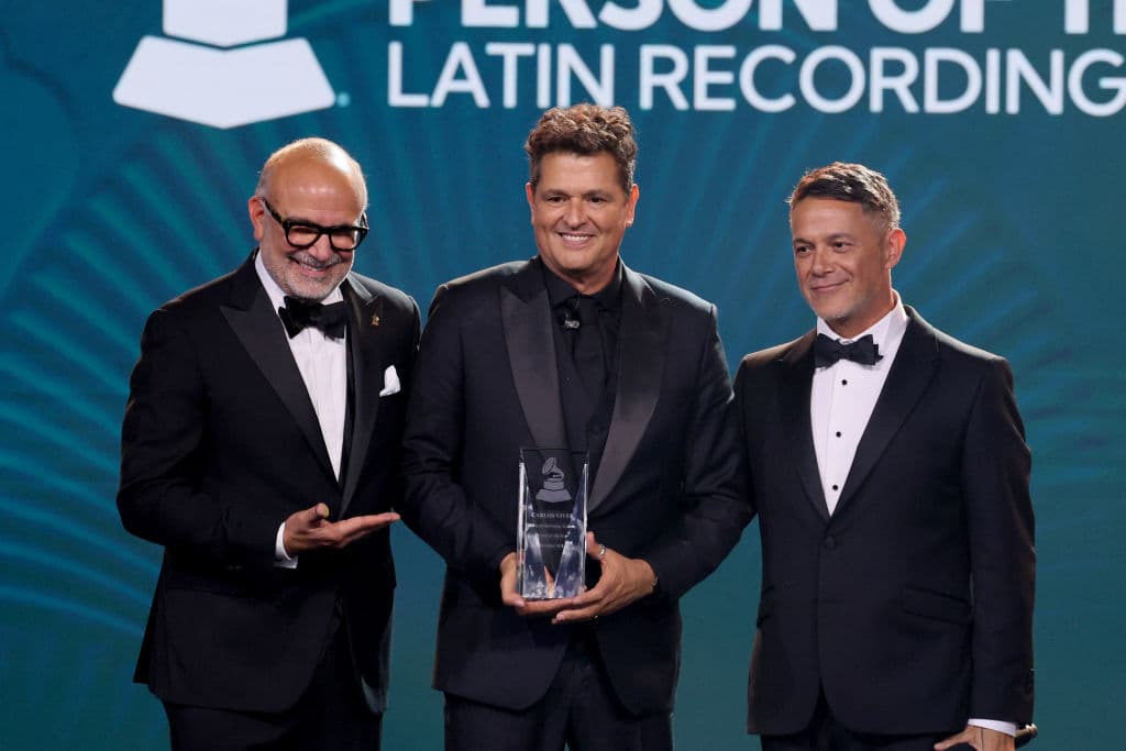 Manuel Abud, CEO de la Academia Latina de la Grabación Latin, el homenajeado Carlos Vives, y Alejandro Sanz.
