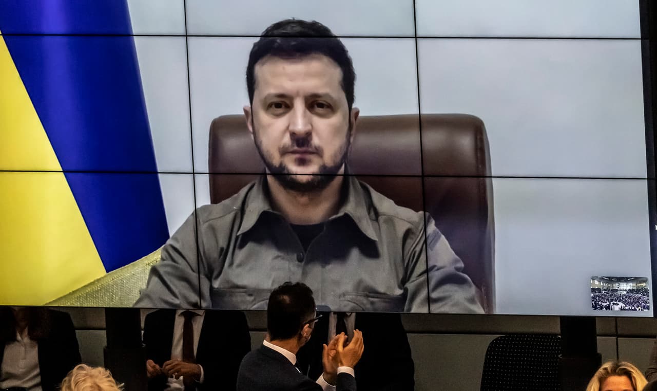 Volodymyr Zelensky, presidente de Ucrania, habla en una videoconferencia.