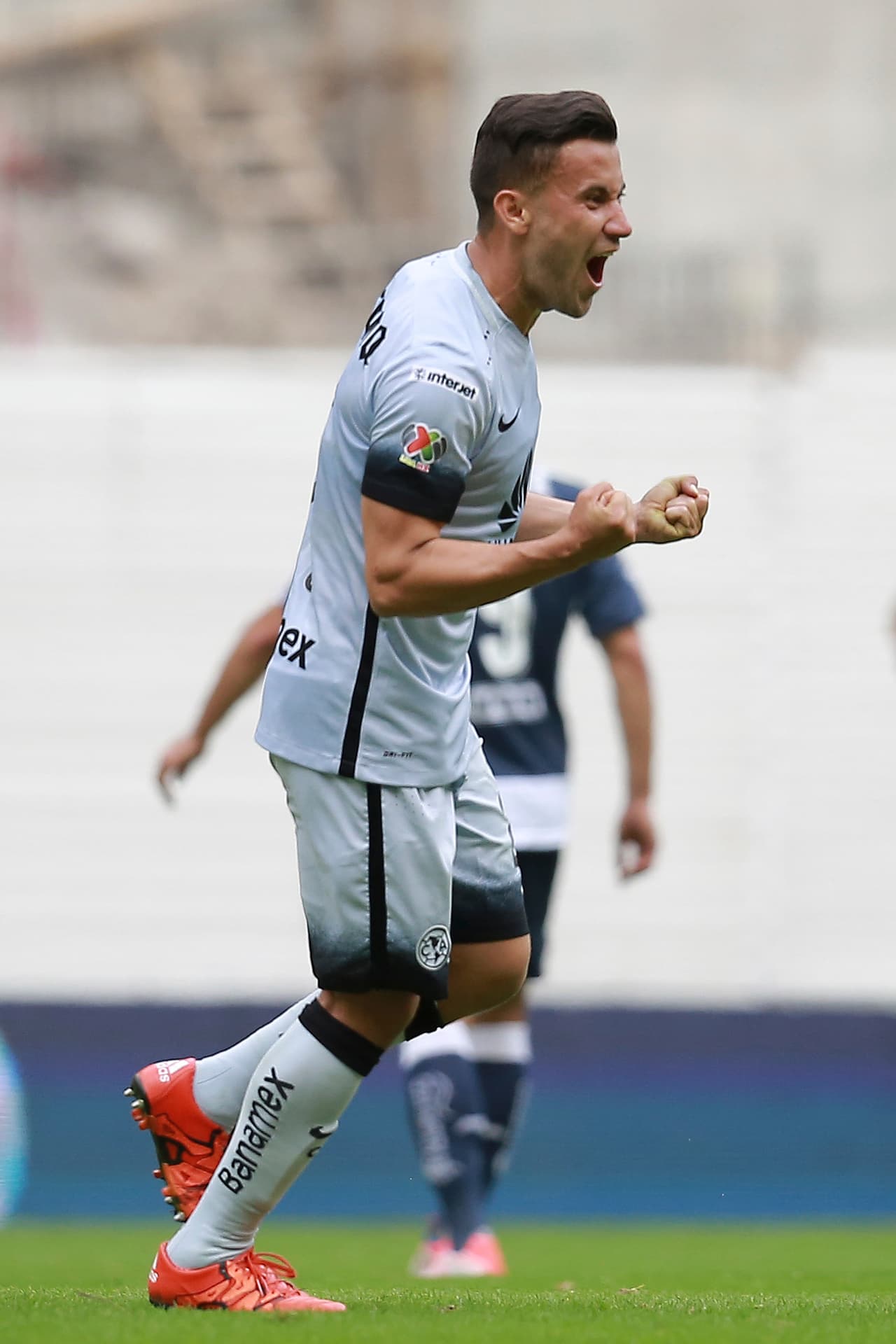 Entro en luhgar de Ventura Alvarado y existió una ligera mejoría por los costados de América en materia defensiva. Calificación 7.