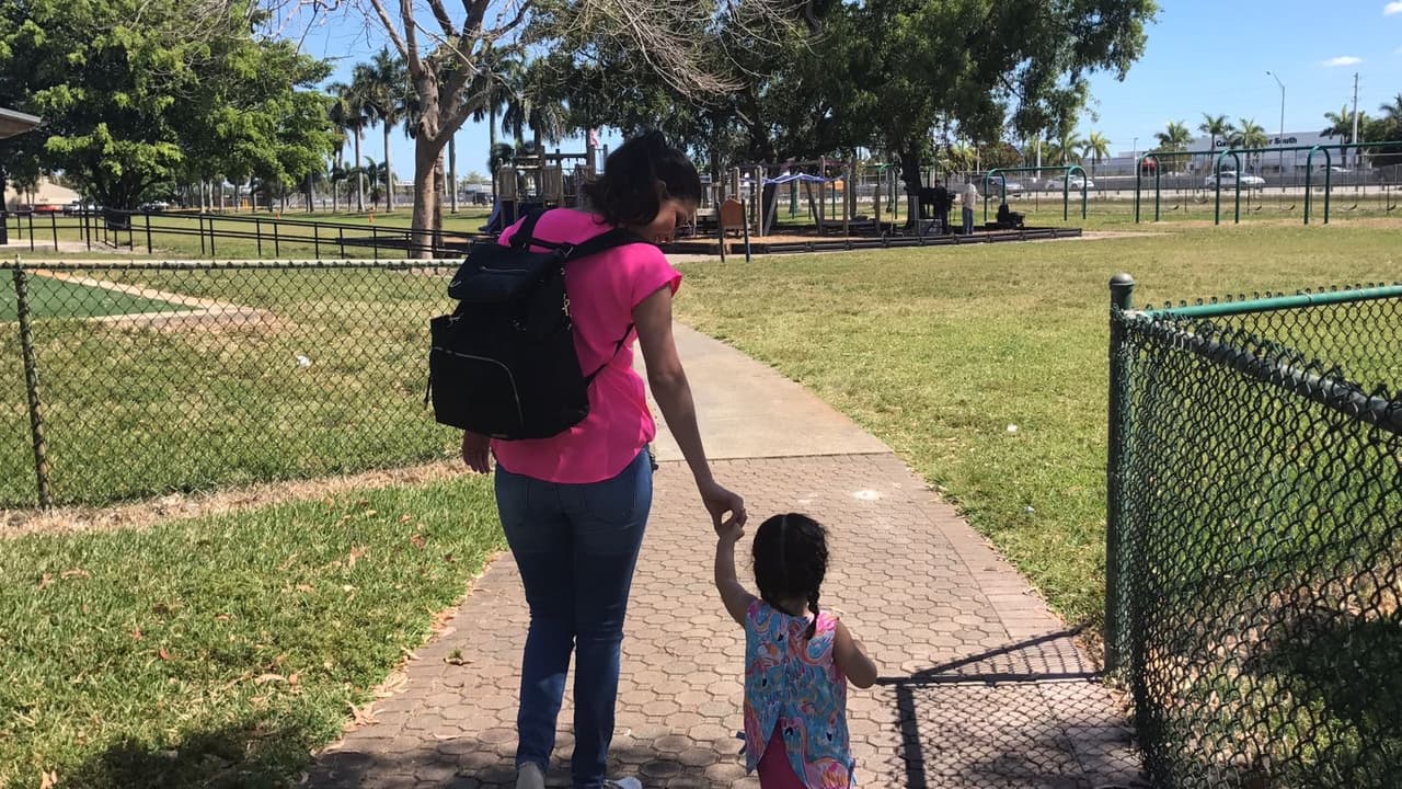 Ana Patricia y Giulietta salieron juntas al parque para la grabación de la campaña 'Pequeños y Valiosos'.