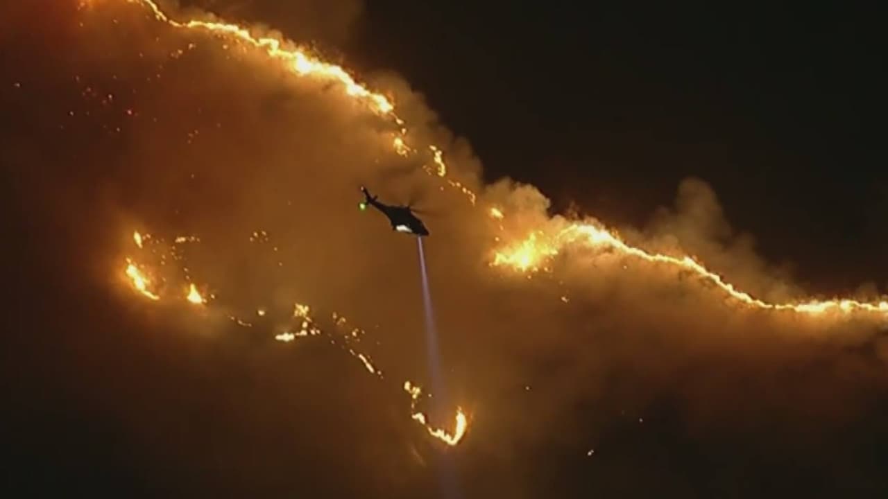 Incendio Sandy en California y provoca evacuaciones masivas en Simi Valley, viento extiende el fuego