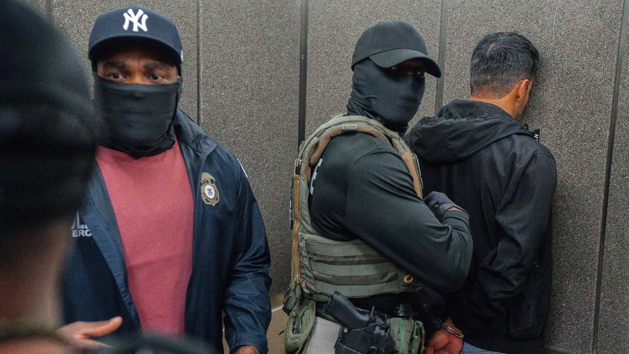 En los recientes operativos de ICE en tribunales de inmigración, se ha vuelto común 
<b>la ausencia de distintivos que identifiquen a los agentes</b> que realizan los arrestos.