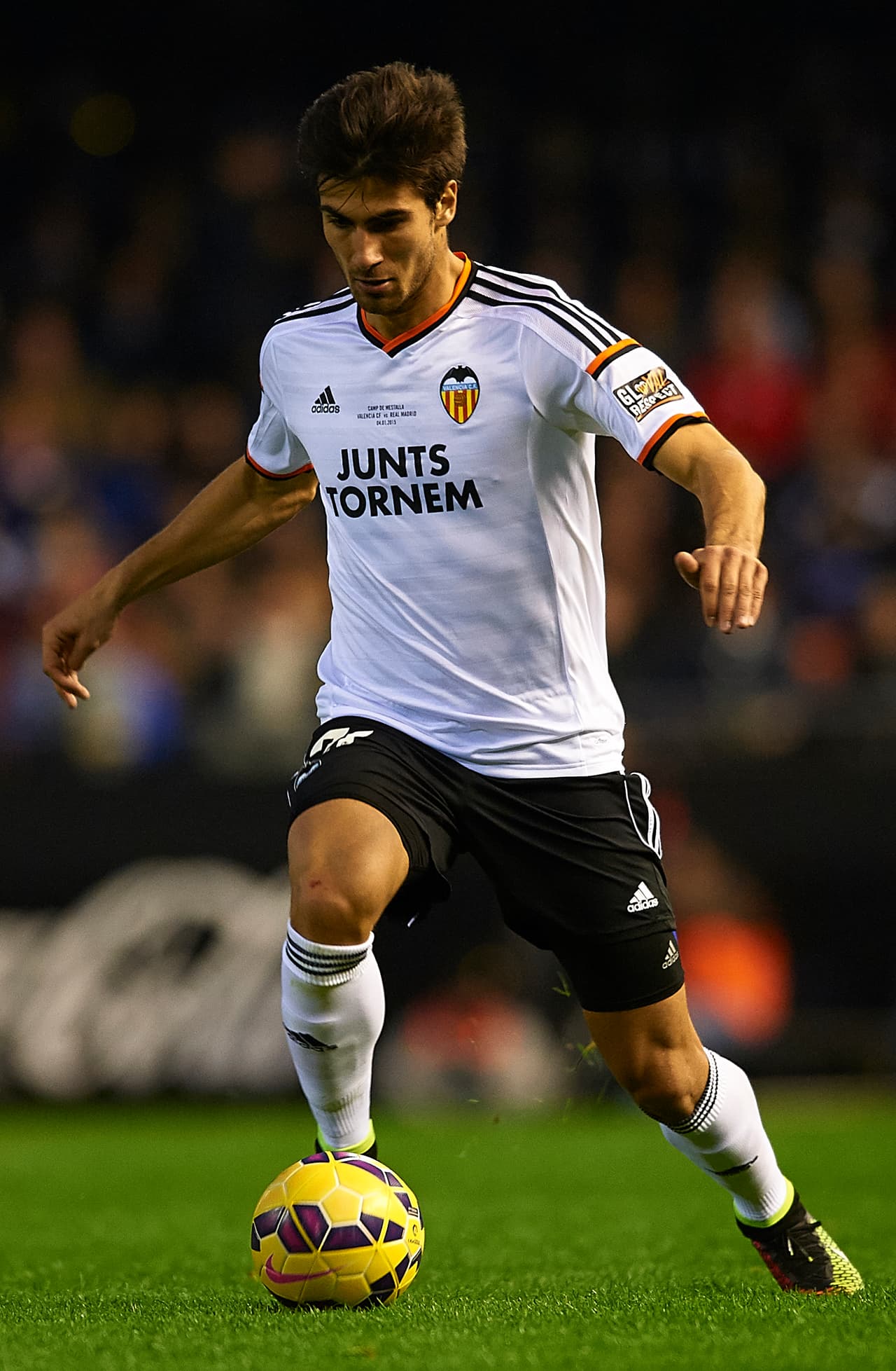 El mediocampista portugués André Gomes pasó del Valencia (ESP) al Barcelona (ESP) por 35.000.000 de euros.