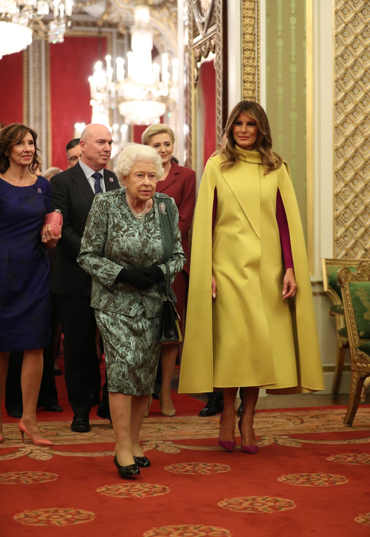 Como parte de la tercera visita oficial de Donald Trump al Reino Unido, tanto el presidente como Melania Trump, tuvieron un encuentro con la reina Isabel II por la tarde en el palacio de Buckinham, informó Vanity Fair.