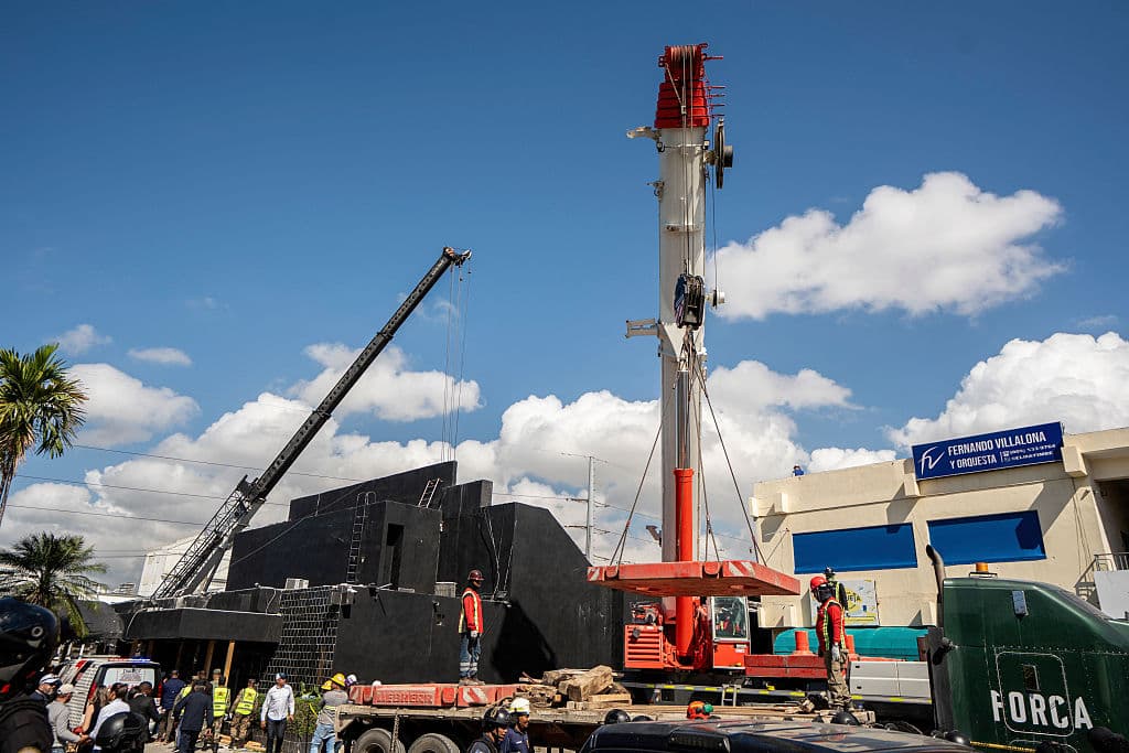 Al mediodía, una grúa comenzó a remover escombros del lugar, en medio de la búsqueda intensa de posibles sobrevivientes atrapados.
