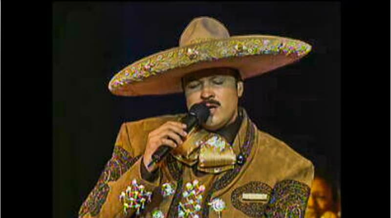 Pepe Aguilar cantó 'Corazón estéril' y 'Perdóname'. Lucía un traje charro de terciopelo en color ocre.
