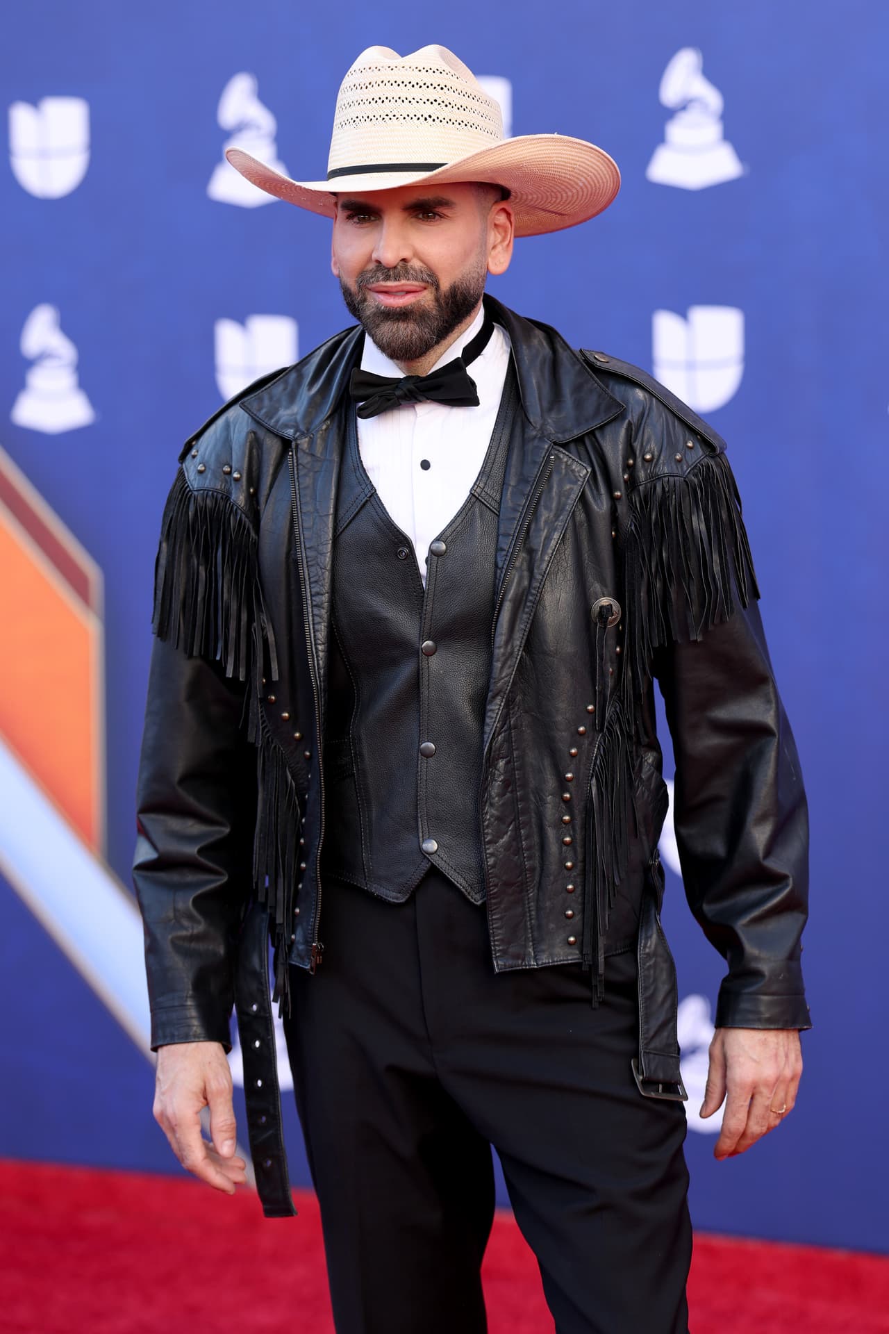 El conductor de Despierta América, Jomari Goyso, listo para conducir el backstage de Latin GRAMMY.