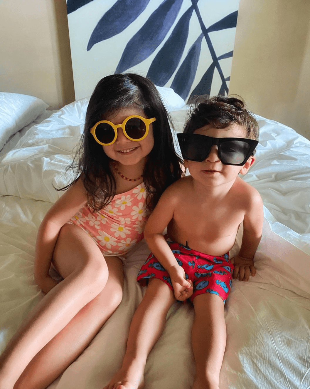 Asimismo, la pequeña a su corta edad ha demostrado que las cámaras son lo suyo, dado que en cada fotografía posa de manera muy profesional, como en esta imagen donde luce su traje de baño de florecitas.