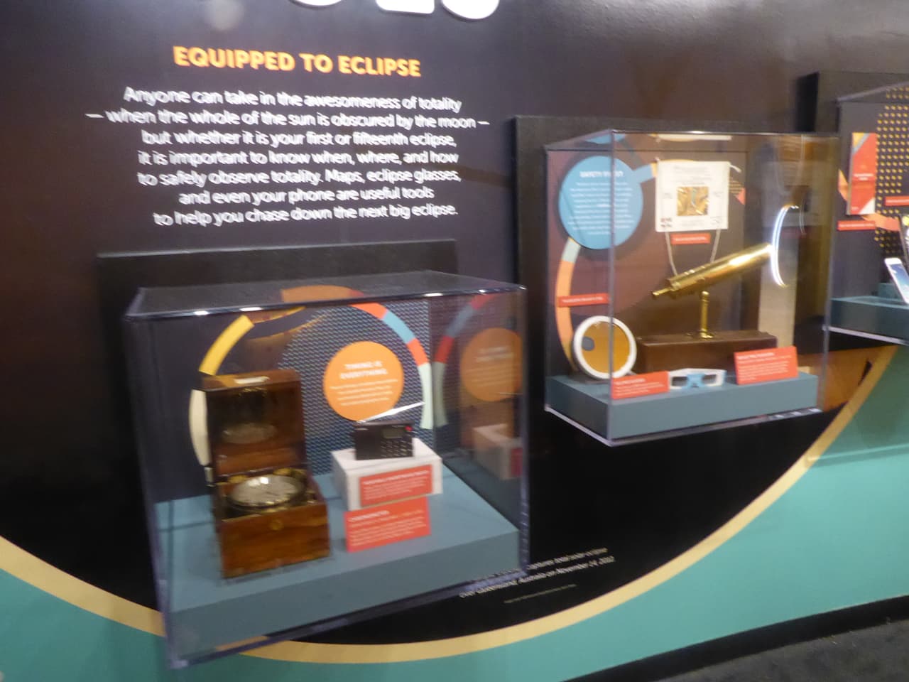 También hay cartas náuticas, mapas, relojes y telescopios, entre otros objetos.