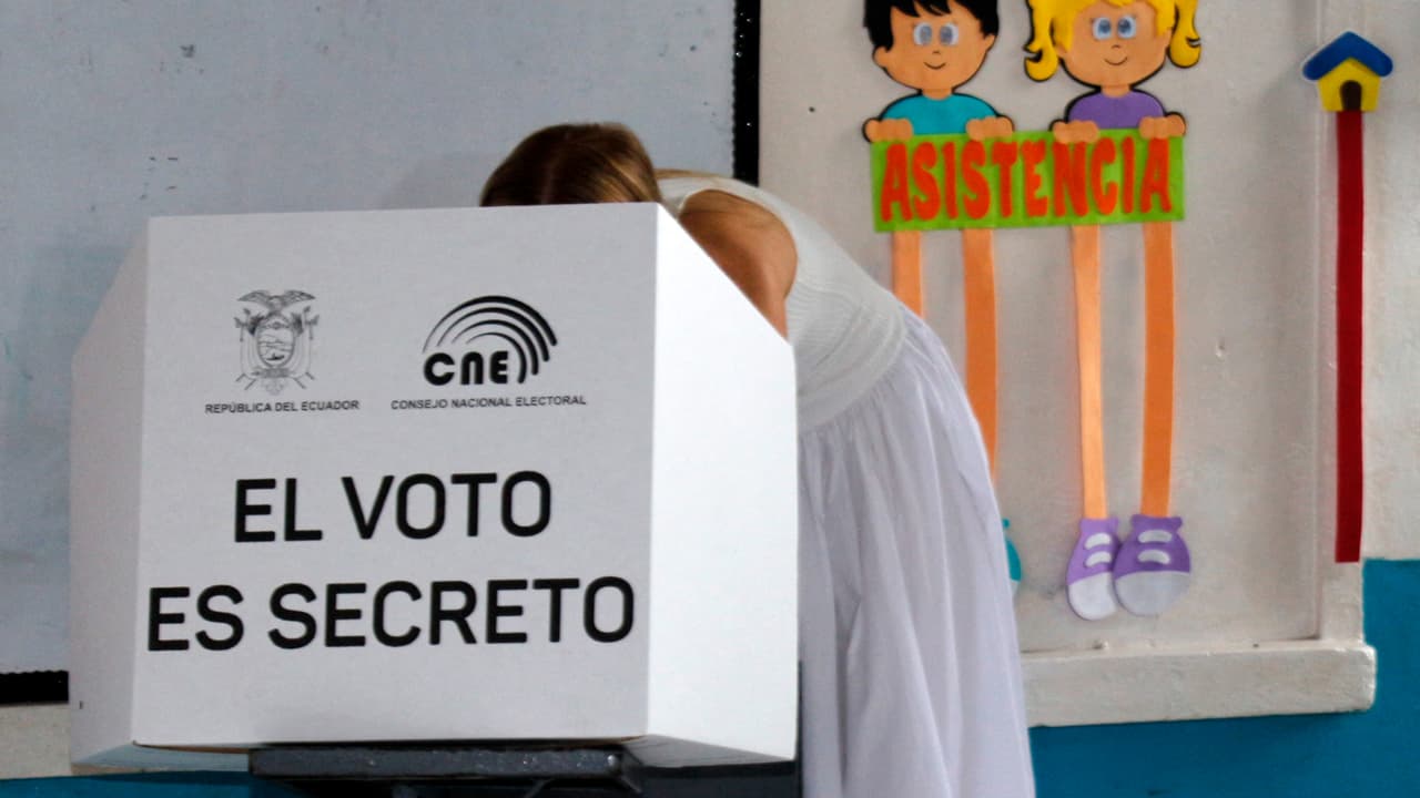 Ecuatorianos salieron a las urnas para decidir sobre nueva Constitución: así transcurrió la jornada