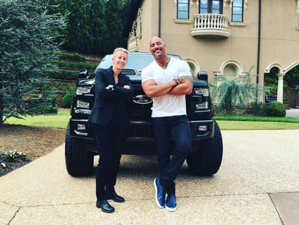 El enorme y variado garaje de 
<b>Dwayne Johnson 'The Rock'</b>, incluye modelos Ferrai, Lamborghini, pero sin temor a equivocarnos esta Ford F-150 personalizada llamada cariñosamente por el actor como 'The Bull' (El Toro), es uno de sus favoritos.