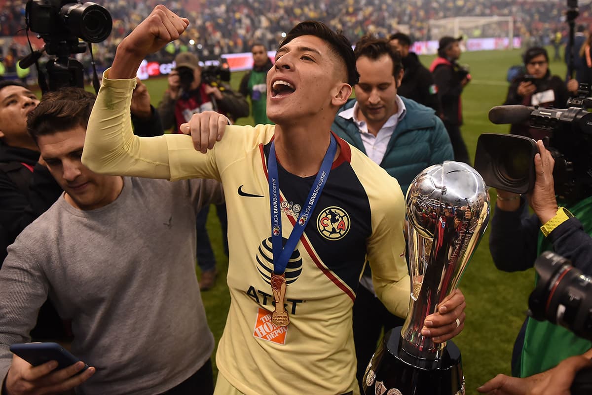 Edson Álvarez celebra con el trofeo de la Liga MX.