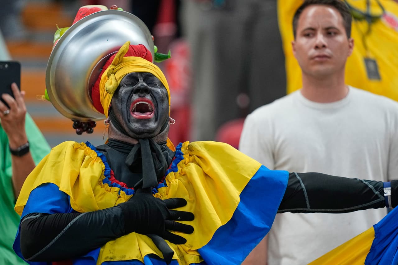 Aficionados reaccionan antes del partido de fútbol del Grupo K de la Copa del Mundo entre Colombia y el Congo en Zapopan, cerca de Guadalajara, México, el martes 23 de junio de 2026.