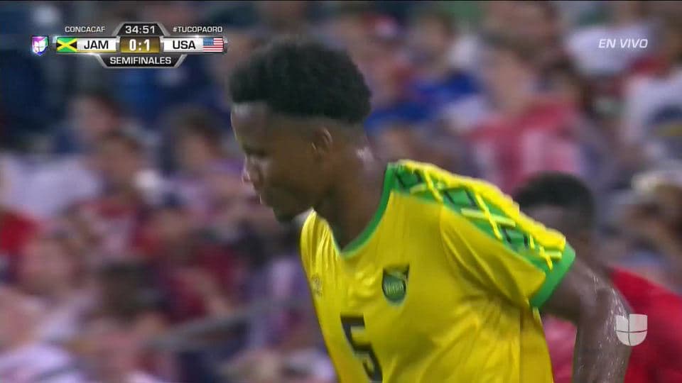 Tiro desviado de Alvas Powell