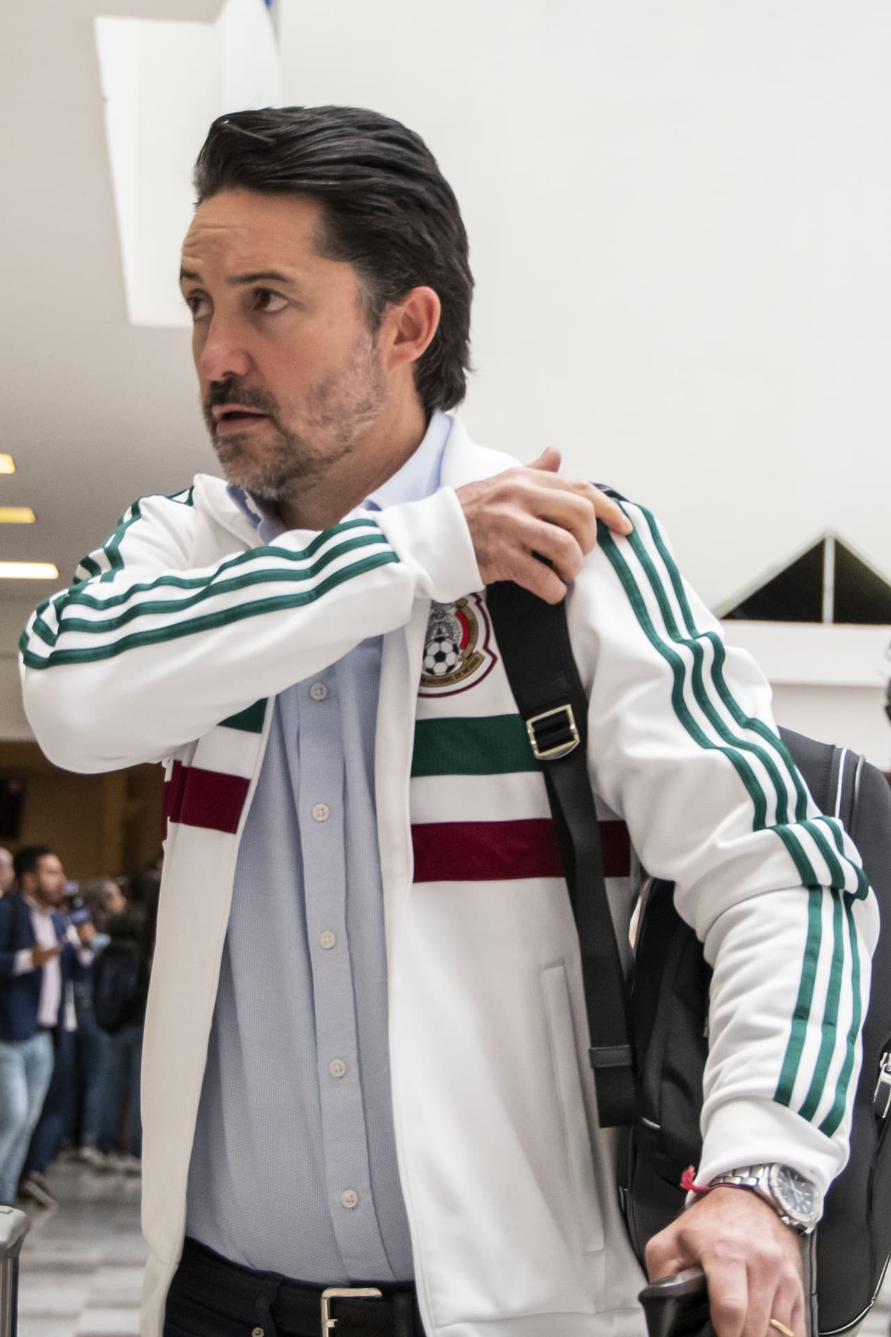 Una gran cantidad de reporteros y camarógrafos, así como de aficionados, estuvieron presentes en el Aeropuerto Internacional de la Ciudad de México donde este lunes arribaron varios miembros del Tri, además del Gerardo 'Tata' Martino y algunos directivos, luego de la consecución del título de la Copa Oro 2019 al vencer 1-0 a Estados Unidos en la Gran Final el domingo en Chicago.