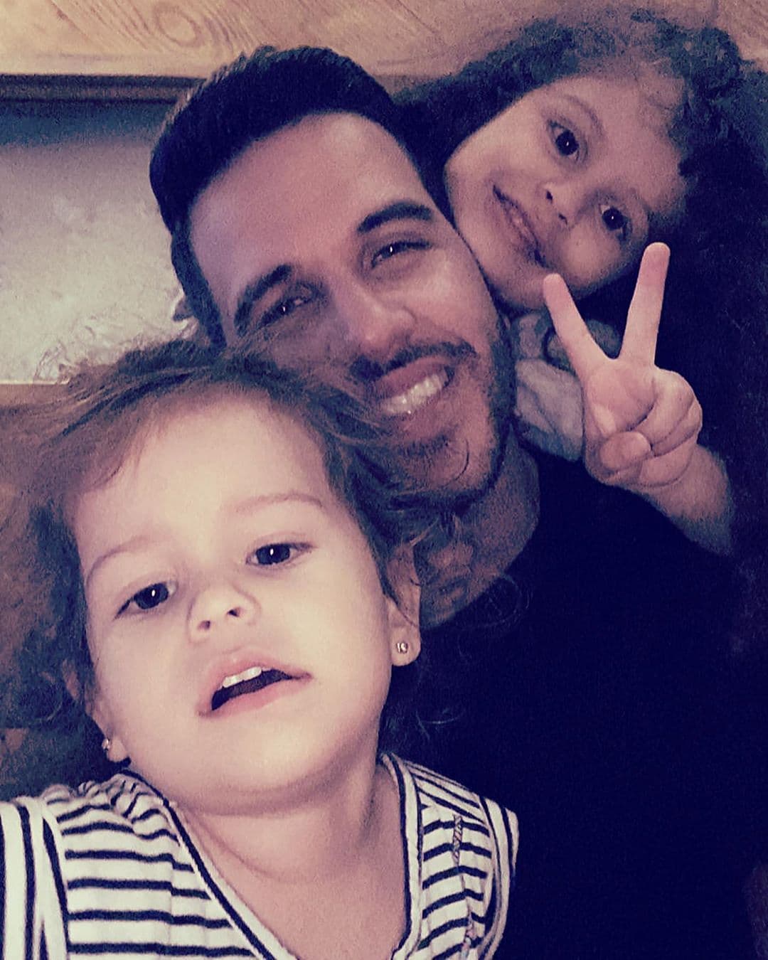 "Regresaron mis muñecas, una semana durmiendo más, cocinando menos, escogiendo mis programas en la television y escuchando lo que quería en el carro, pero que vaina tan aburrida", señaló el chef Yisus para expresar cuánto extrañaba a sus hijas.