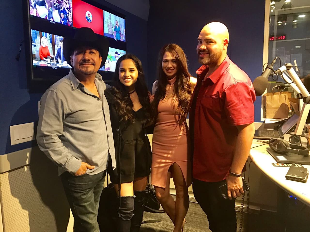 <a href="https://www.facebook.com/iambeckyg/">Becky G</a> en la casa.