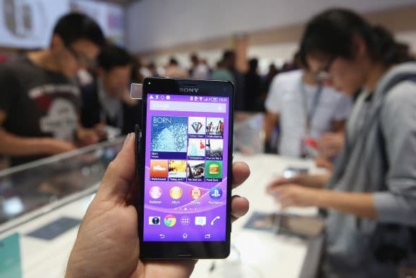 2. Sony Xperia Z3. Lo que parece haber seducido a los consumidores es la duración de hasta dos días de su batería, además de la cámara de 21 megapixeles. Además ofrece conexión remota con PlayStation 4.