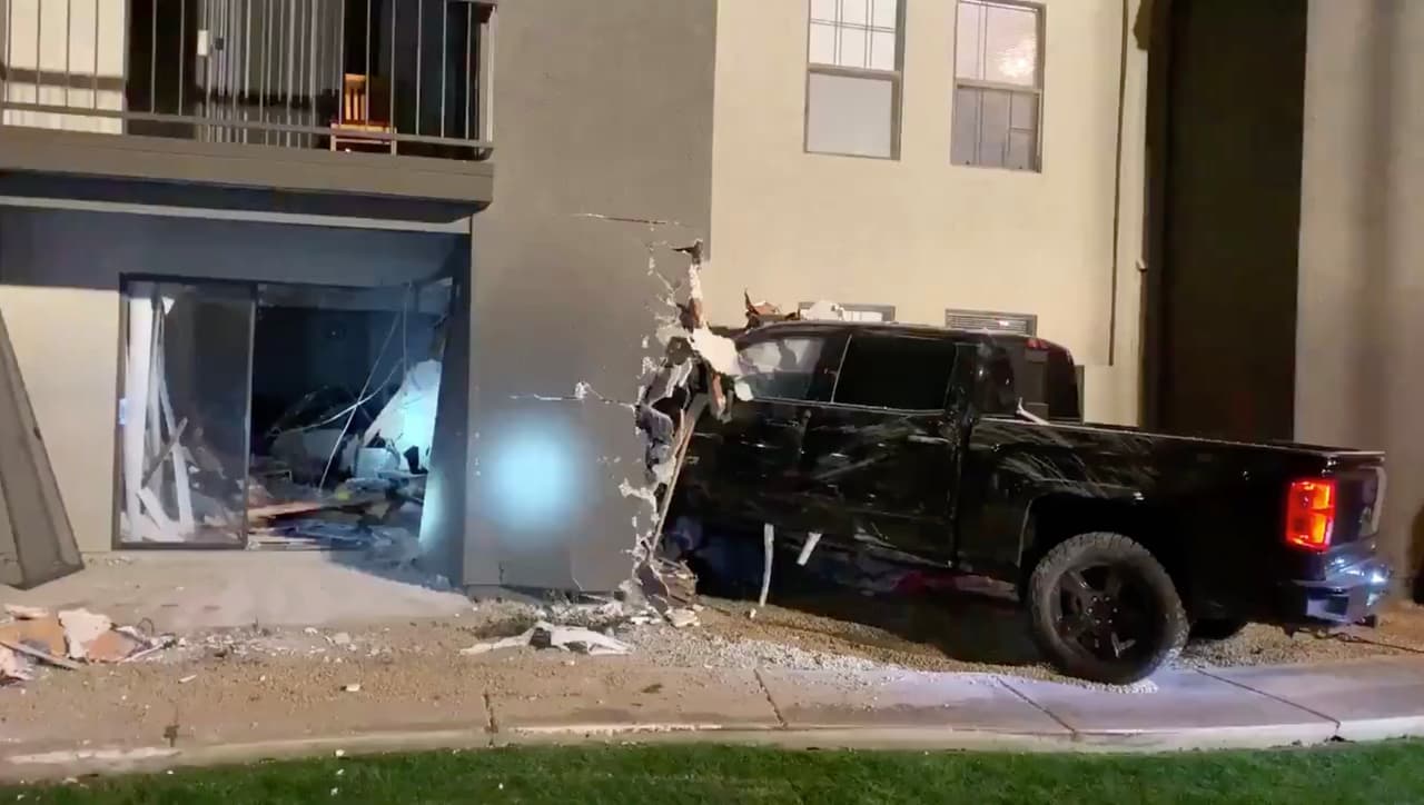 Camioneta se estrella contra complejo de apartamentos en Mesa