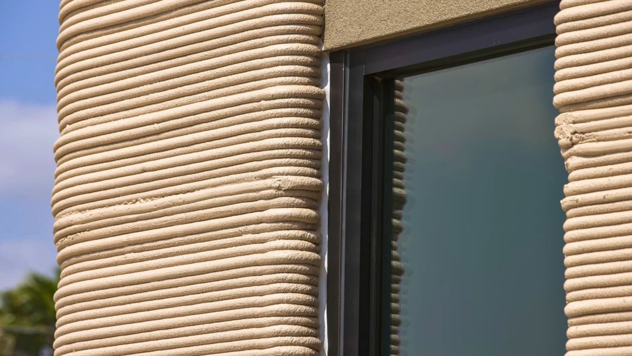 Aunque para los clientes todo parece normal, la impresión 3D representa una revolución silenciosa en la construcción. La tecnología promete ser más rápida, sostenible y eficiente, y podría transformar cómo se construyen las tiendas del futuro.