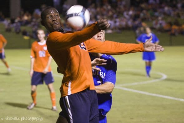 UNIVERSIDAD DE VIRGINIA - Los fanáticos de la UVA en el estadio Estadio Klöckner se enloquecen con su equipo de fútbol de hombres, que ha capturado seis campeonatos nacionales.